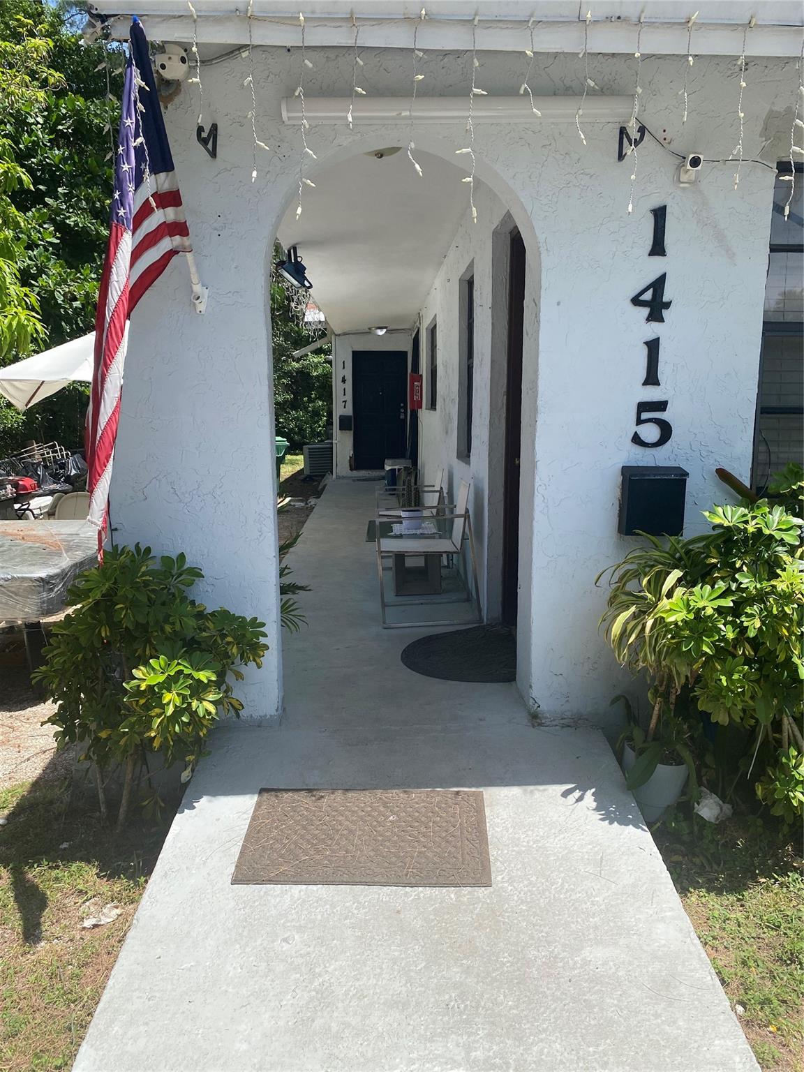Beautiful duplex. Very quiet and private with new floor, new bathroom, new appliances, washing machine and dryer in the unit central air condition. Plenty of parking. Section 8 welcome. Easy to show quick approval water included in the rent