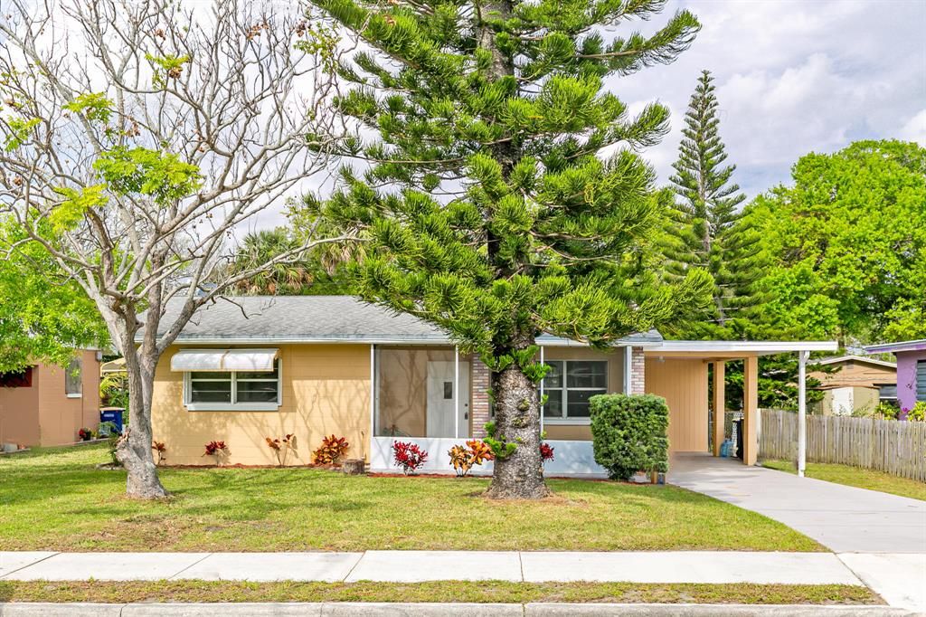 Photo of 1105 Sunrise Boulevard, Fort Pierce, FL 34950 (MLS # R10692474)