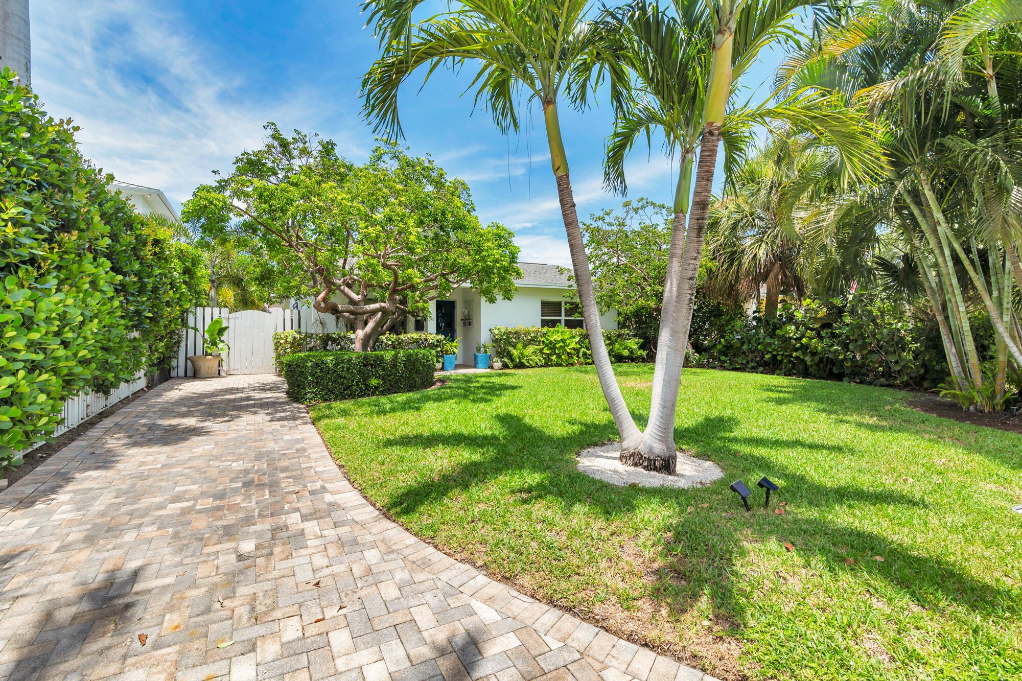 341 Murray was completely gut renovated in 2023. The main house has a large loft concept with 2 living rooms and an open kitchen. Extra 500 SF was added during the renovation. Separate studio cottage all brand new with bed and large bath. private yard ( Murray Roadis one of the most desirable streets in WPB) Available for short term or season at $12,000. p/m pets permitted