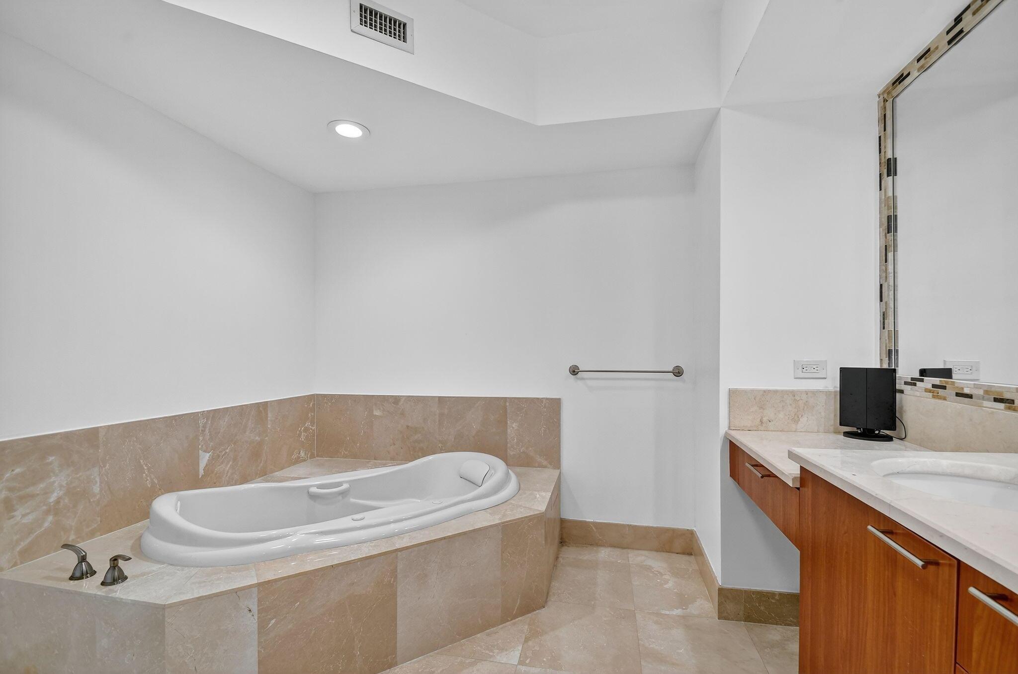 MARINA GRANDE RIVIERA BEA - Residential