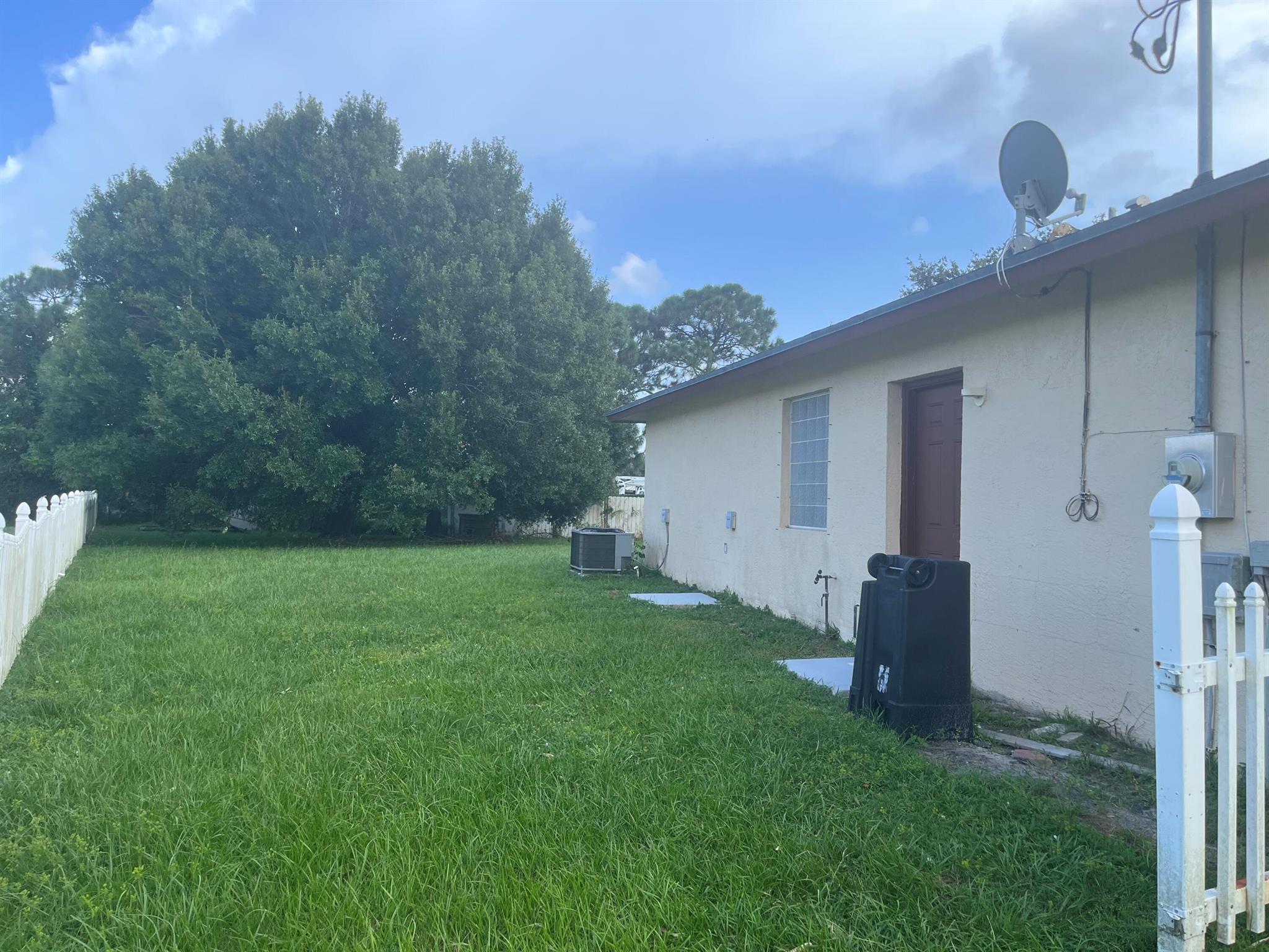 This is a 1 bedroom, plus a bonus room, featuring a nice full upgraded kitchen, family room, large backyard, 2 car garage Please note the only bathroom is located inside the master bedroomAverage monthly FPL bill $75Average monthly water bill $65