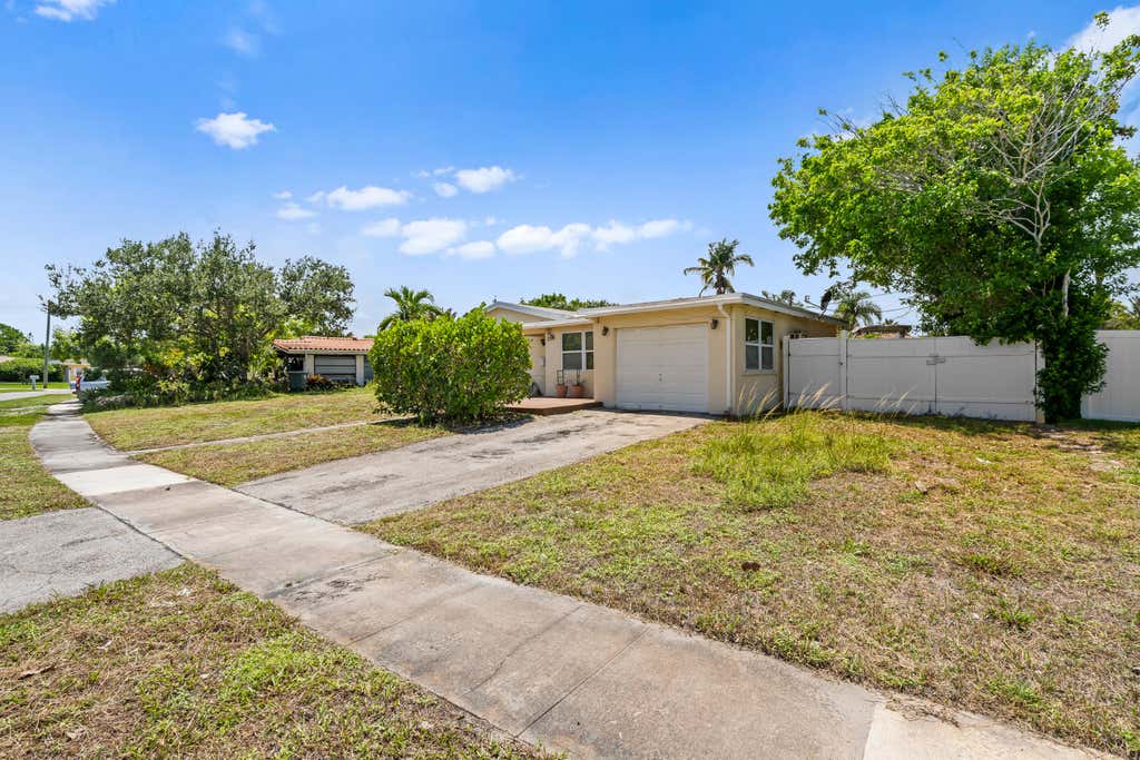 Photo of 2199 NE 5th Avenue, Boca Raton, FL 33431 (MLS # B26049875)
