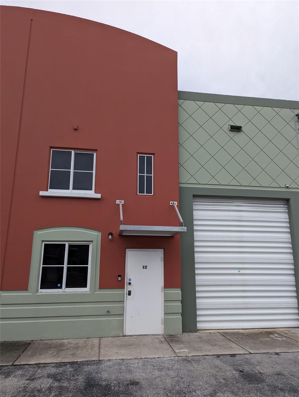Beautiful Warehouse that was recently painted and has AC installed to cool the entire warehouse. Centrally located in Kendall across from the Tamiami Airport and Costco shopping center in London Square. The 874 extension of highway nearby off of 128th St. Warehouse is in very well maintained Pineview Warehouse Association, excellent for mixed industrial and office use. Space comes with 2 reserved parking spaces. Has high ceilings and tile throughout. Also includes bathroom in unit. Highly sought after unit in heart of kendall and close to shopping, restaurants, and transportation centers. Association does not allow any car-related industry.
