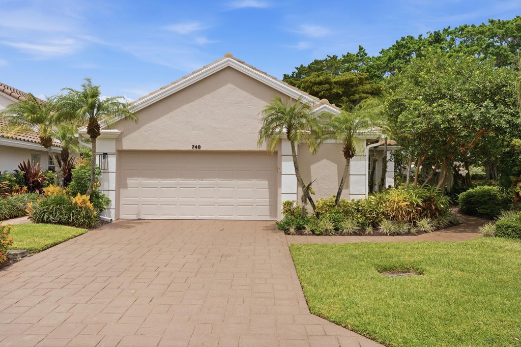 Photo of 740 Pinehurst Way, Palm Beach Gardens, FL 33418 (MLS # B26053600)