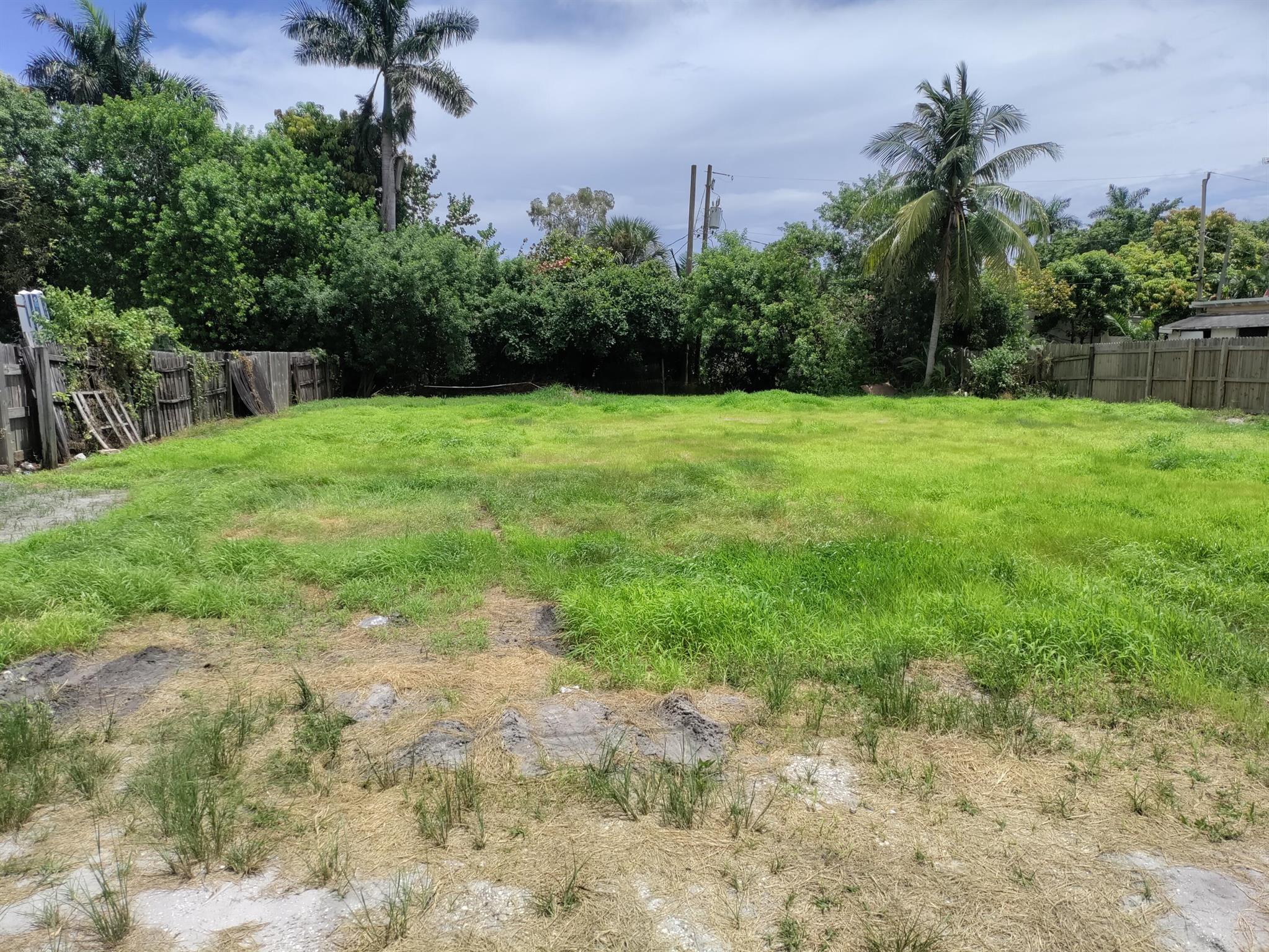 LOCATION LOCATION GREAT OPPORTUNITY TO OWN THIS PIECE OF LAND LOCATED IN PALM SPRINGS.SOME SELLER FINANCING AVAILABLE.