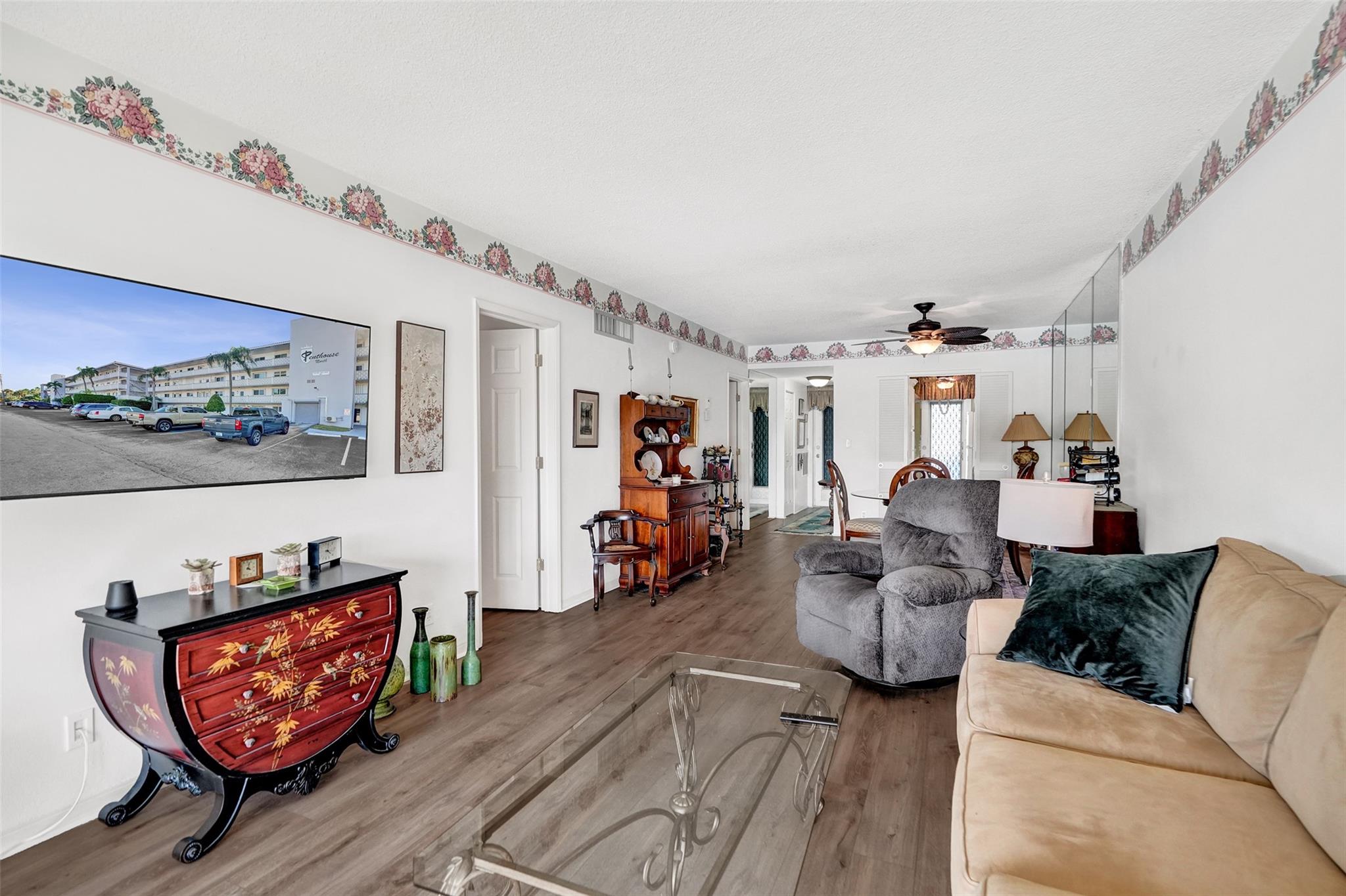 PENTHOUSE NORTH - Residential