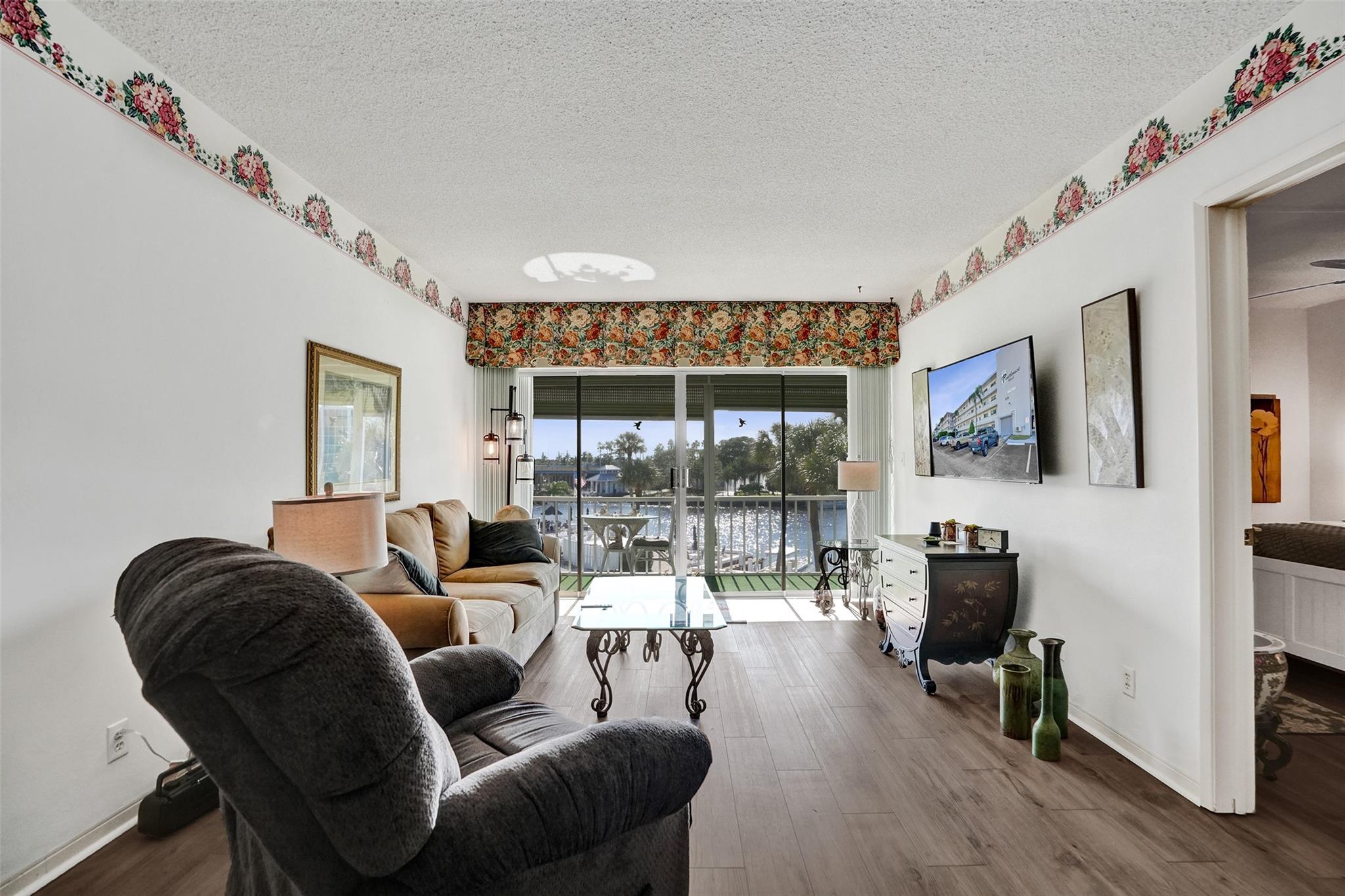 PENTHOUSE NORTH - Residential