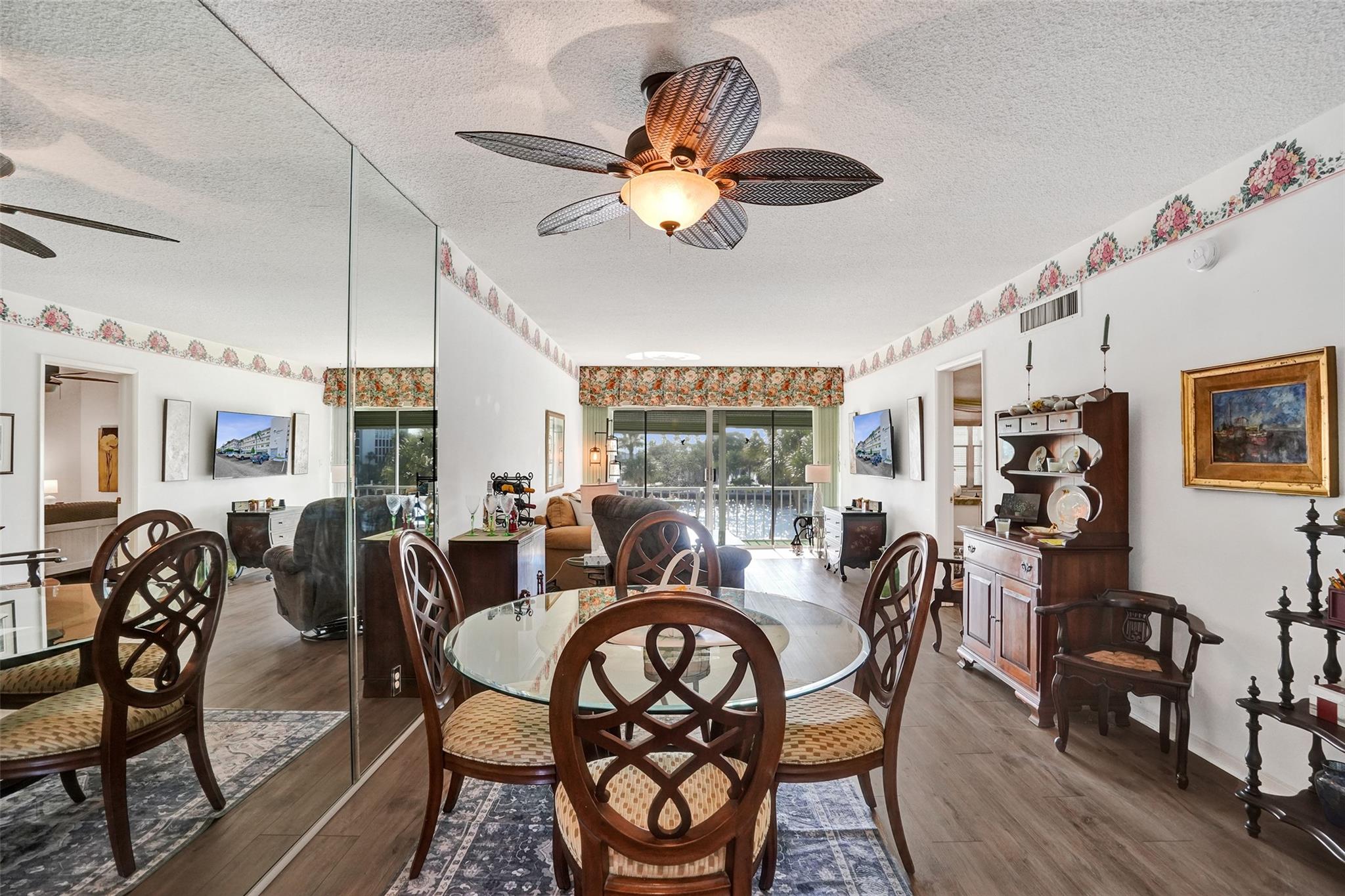 PENTHOUSE NORTH - Residential