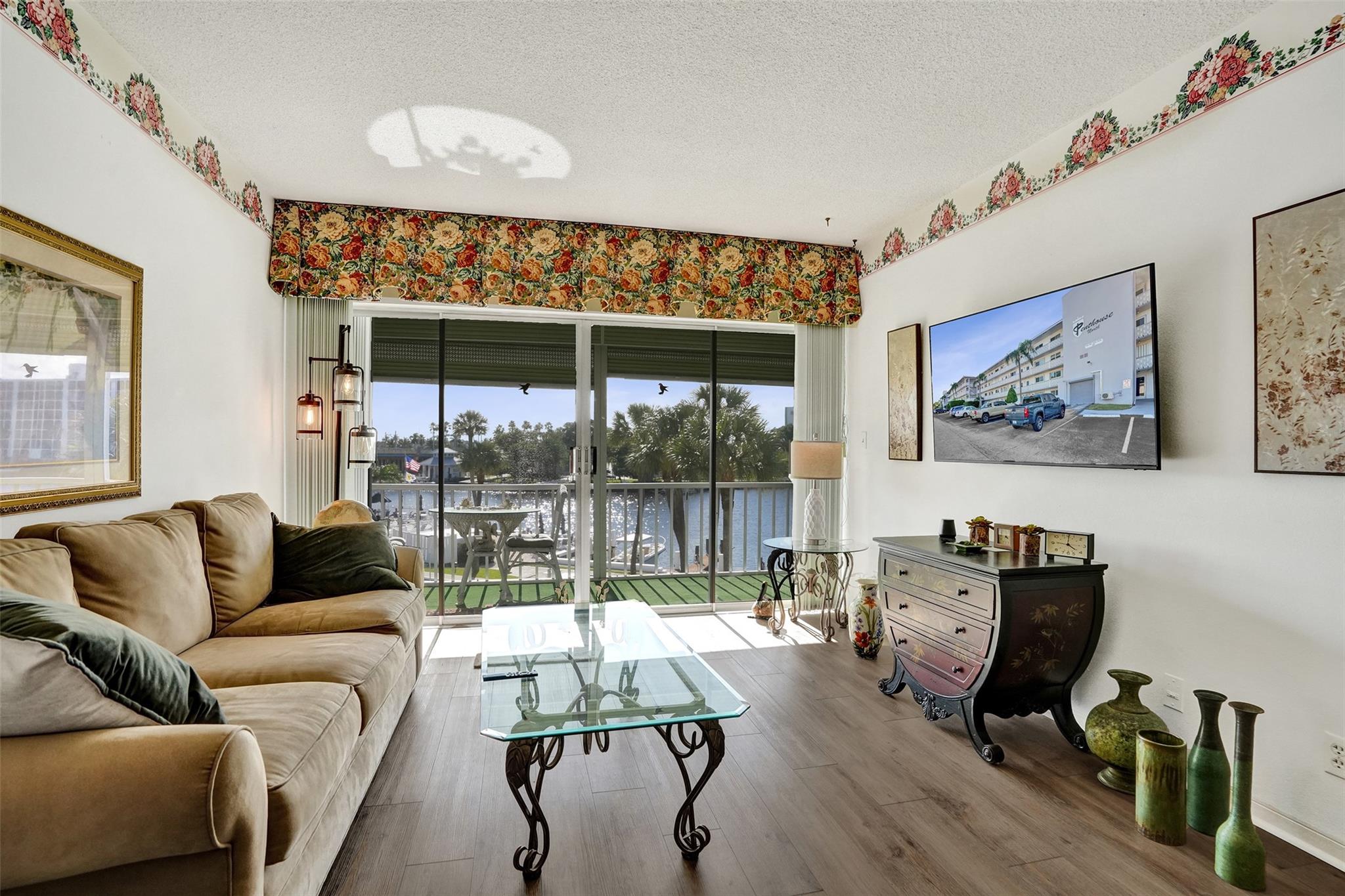PENTHOUSE NORTH - Residential