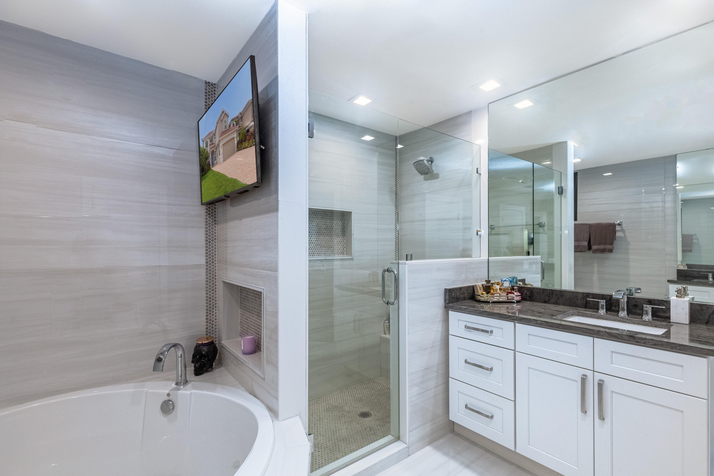 IBIS GOLF AND COUNTRY CLUB 10 - Residential Lease