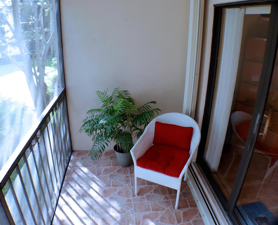 CHARTER CLUB OF PALM BEACH COND DECL FILED 2-5-86 - Residential