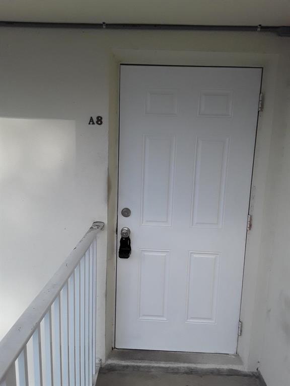 Must see! Perfect location in east Fort LauderdaleClose to the beach. Lovely 1/1 with stainless steel appliances, granite counter top and tile floor. Both front and Rear entrance to the unit.Move in requirement: 1st Month rent + Sec Deposit + Last month rent + Pet fee $250 to $500 + renters insurance