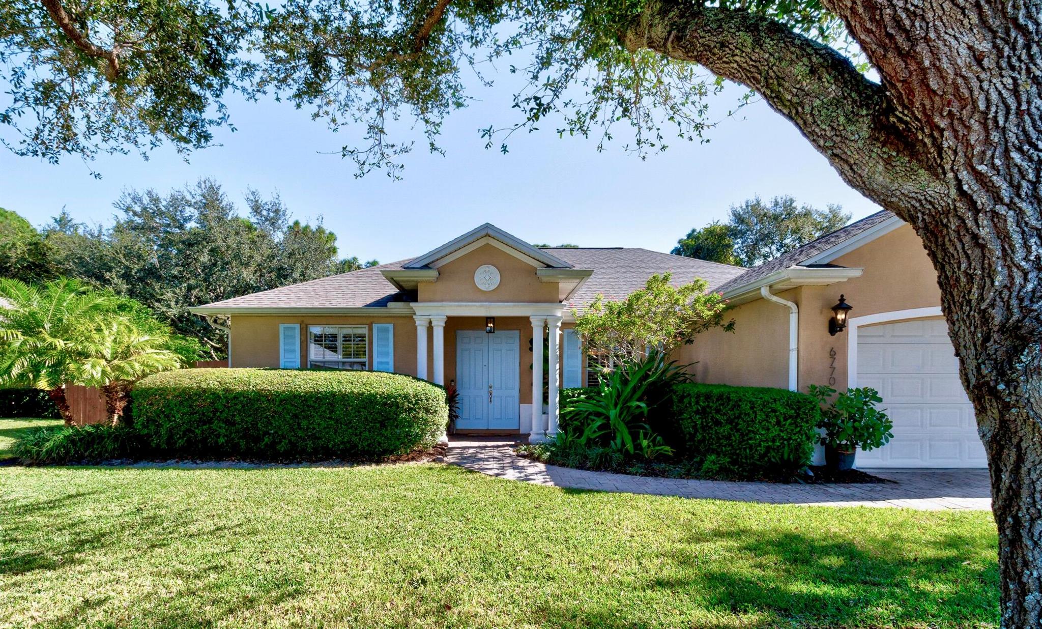 CRYSTAL FALLS OF VERO - Residential