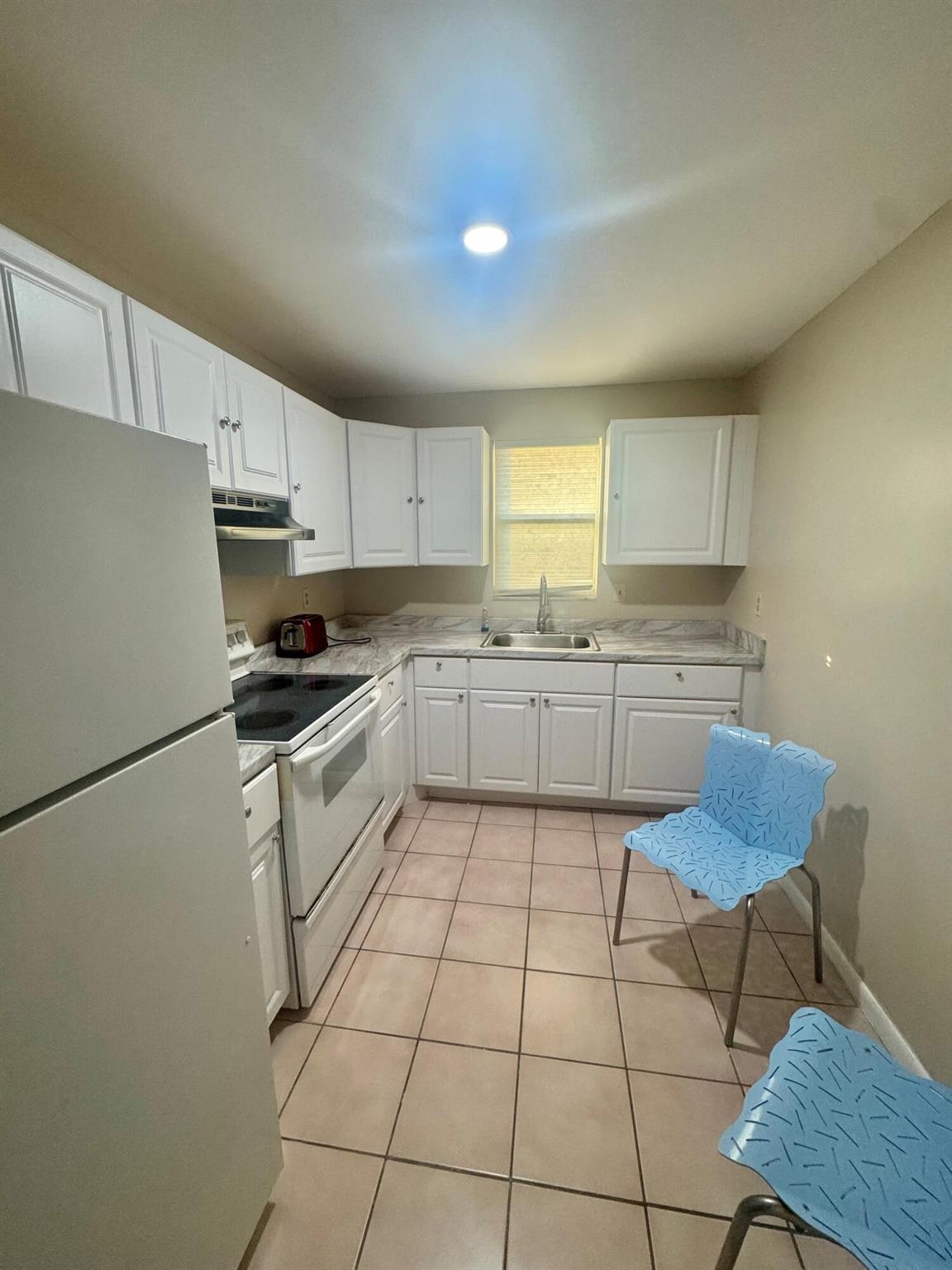 LAKESIDE VILLAGE CONDO 2 - Residential Lease