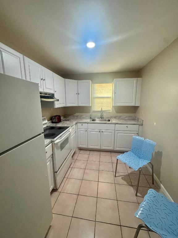 LAKESIDE VILLAGE CONDO 2 - Residential Lease