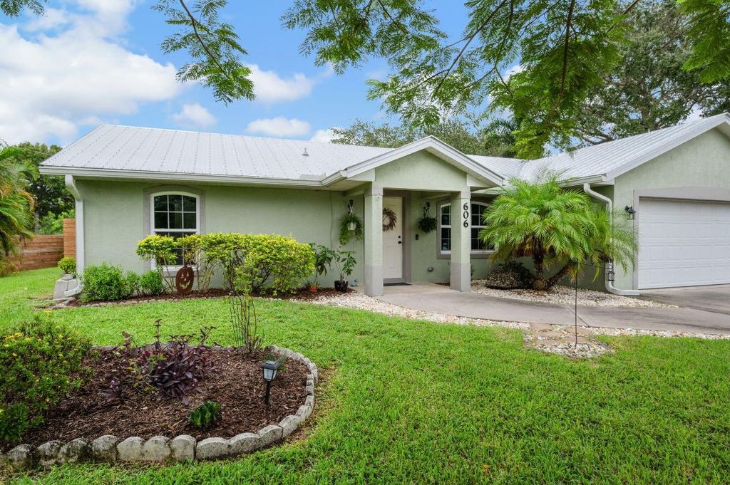 Photo of 606 Gregory Street, Fort Pierce, FL 34982 (MLS # R11131564)