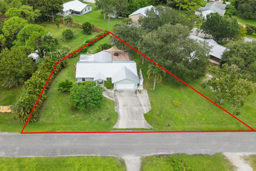 Photo of 606 Gregory Street, Fort Pierce, FL 34982 (MLS # R11131564)