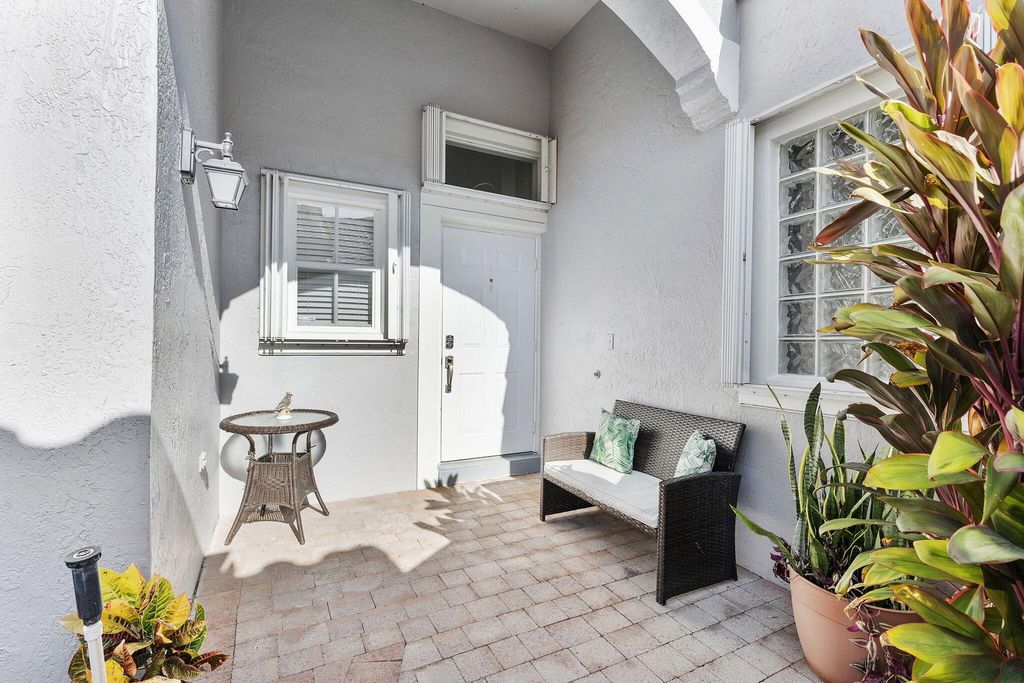 Photo of 7143 Whitfield Avenue, Boynton Beach, FL 33437 (MLS # R11113298)