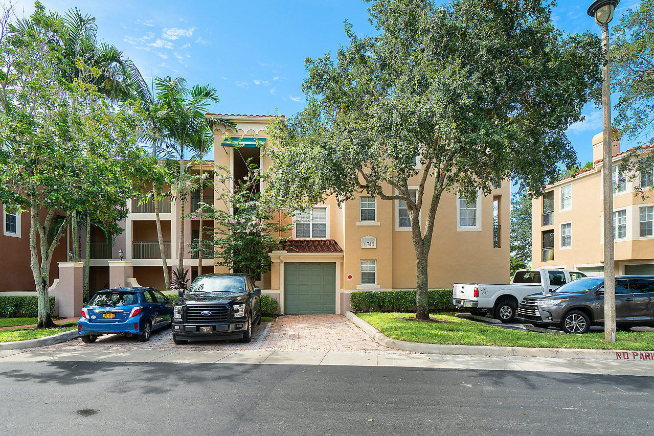 ST ANDREWS AT POLO CLUB CONDO - Residential Lease