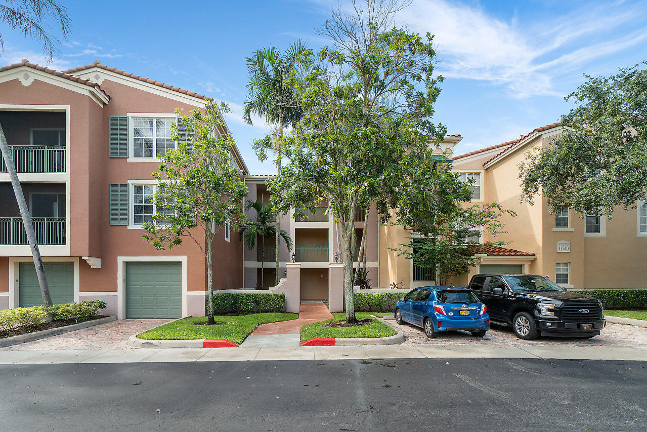 ST ANDREWS AT POLO CLUB CONDO - Residential Lease