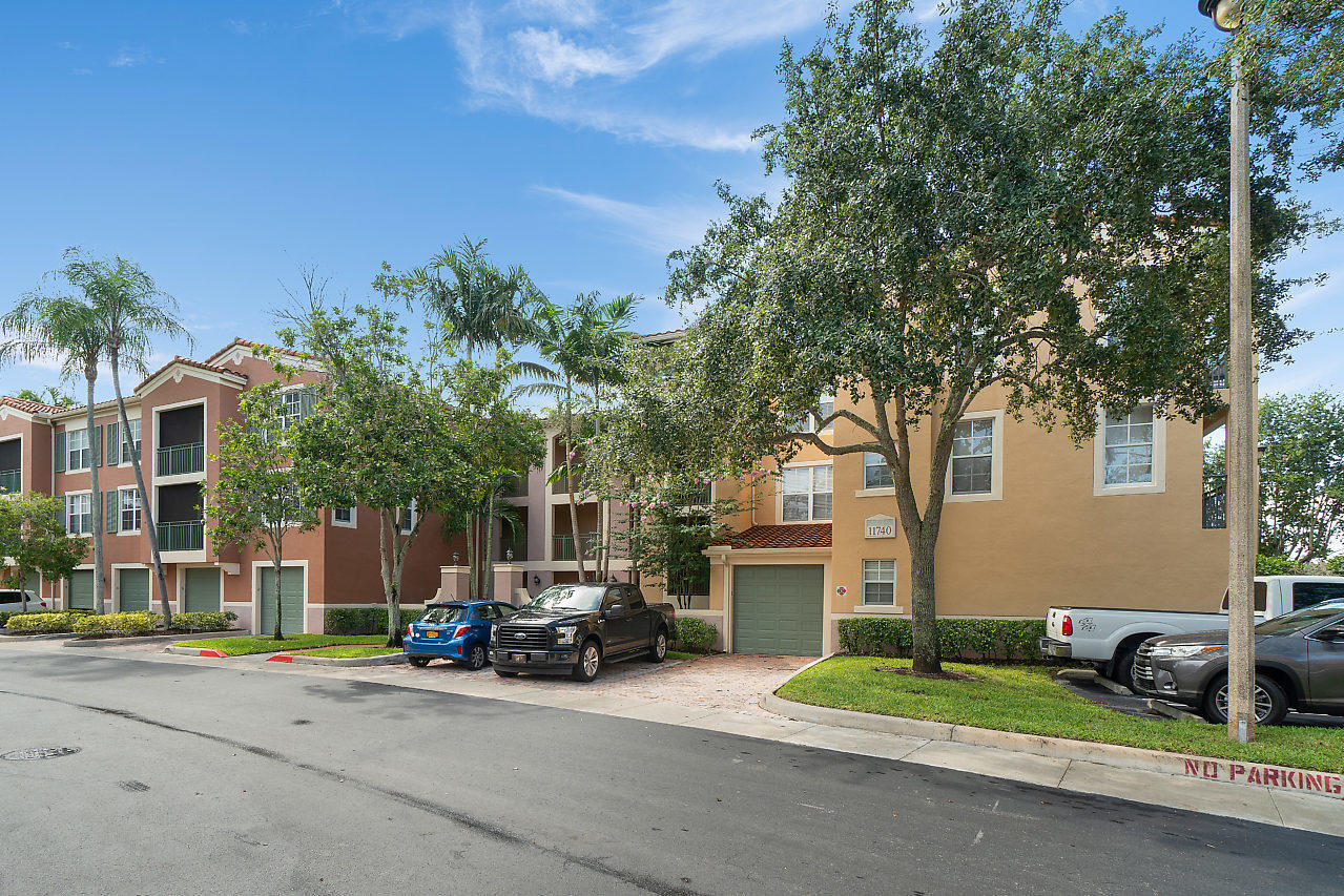 ST ANDREWS AT POLO CLUB CONDO - Residential Lease
