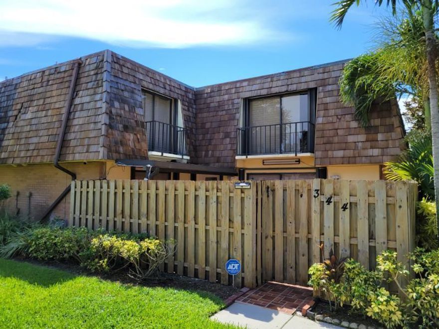 GREAT LOCATION , EXCELLENT CONDITION READY TO MOVE ,CLOSE TO I95 AND SHOPS .