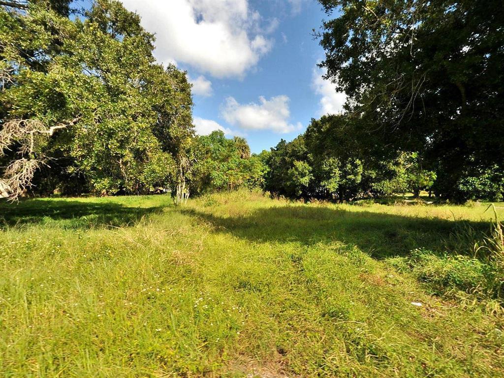 Great opportunity to build your home on this vacant land. Close to beaches and downtown.
