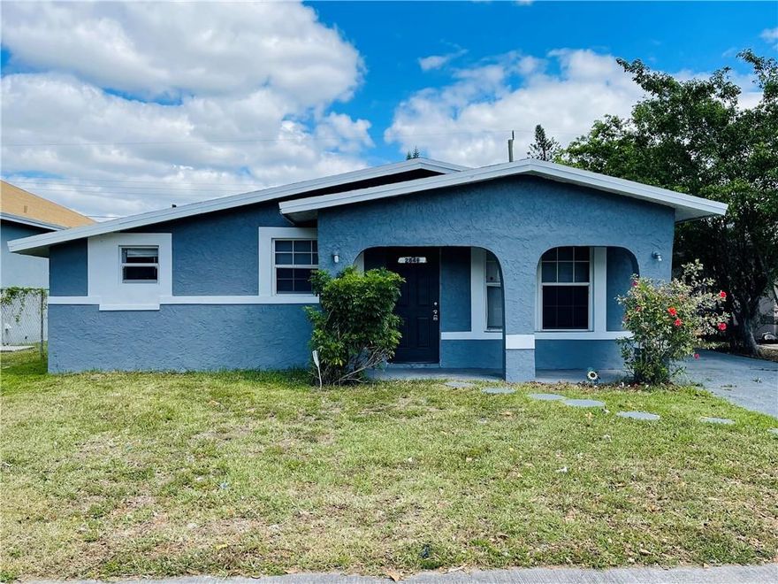 Updated 3 bed 2 bath single family home, features Tile floors , Washer / Dryer ,Huge walking closet in Master bedroom and big green back yard. Close to shopping ,main street and roads .