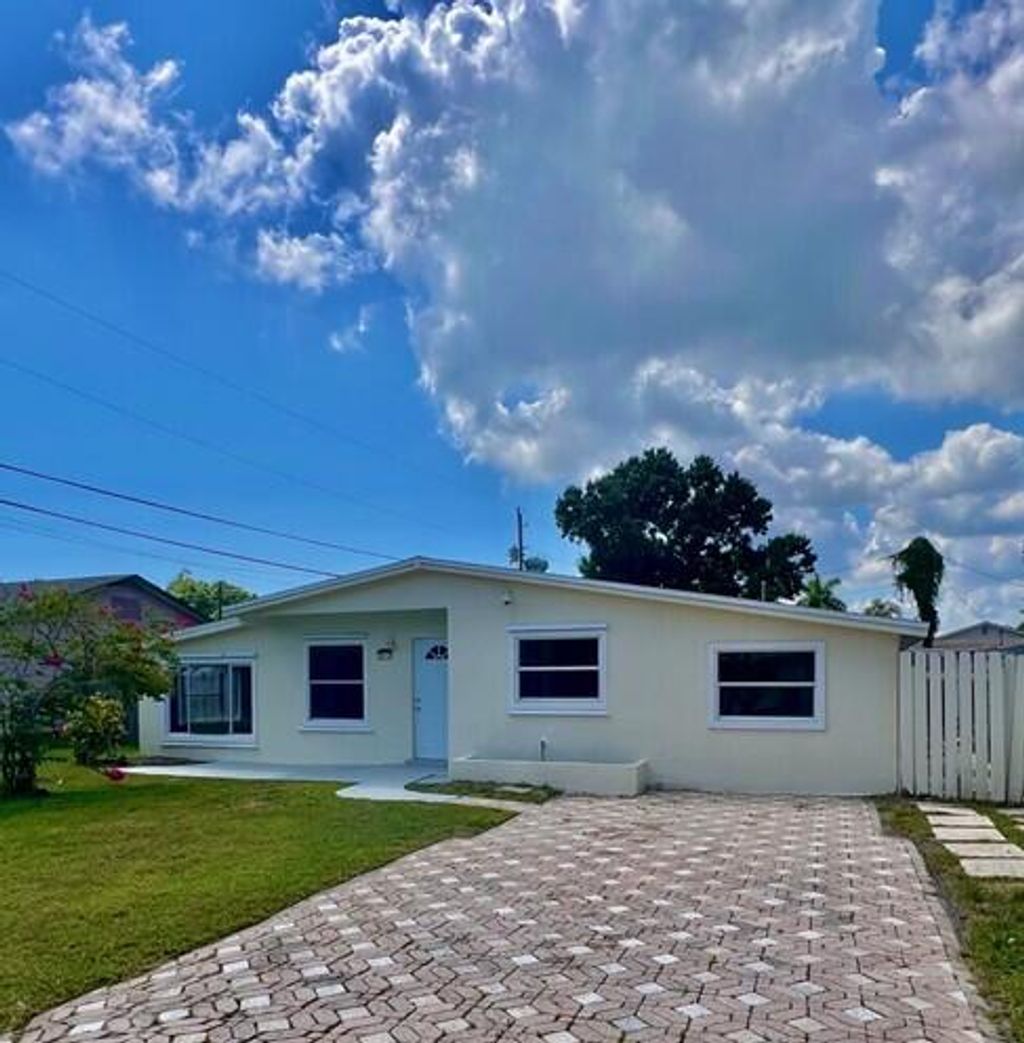 Photo of 2812 SE Hibiscus Street, Stuart, FL 34997 (MLS # R11093588)