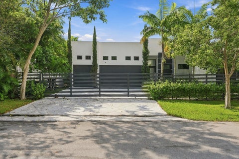Photo of 114 NE 16TH Place, Fort Lauderdale, FL 33305 (MLS # B26087428)