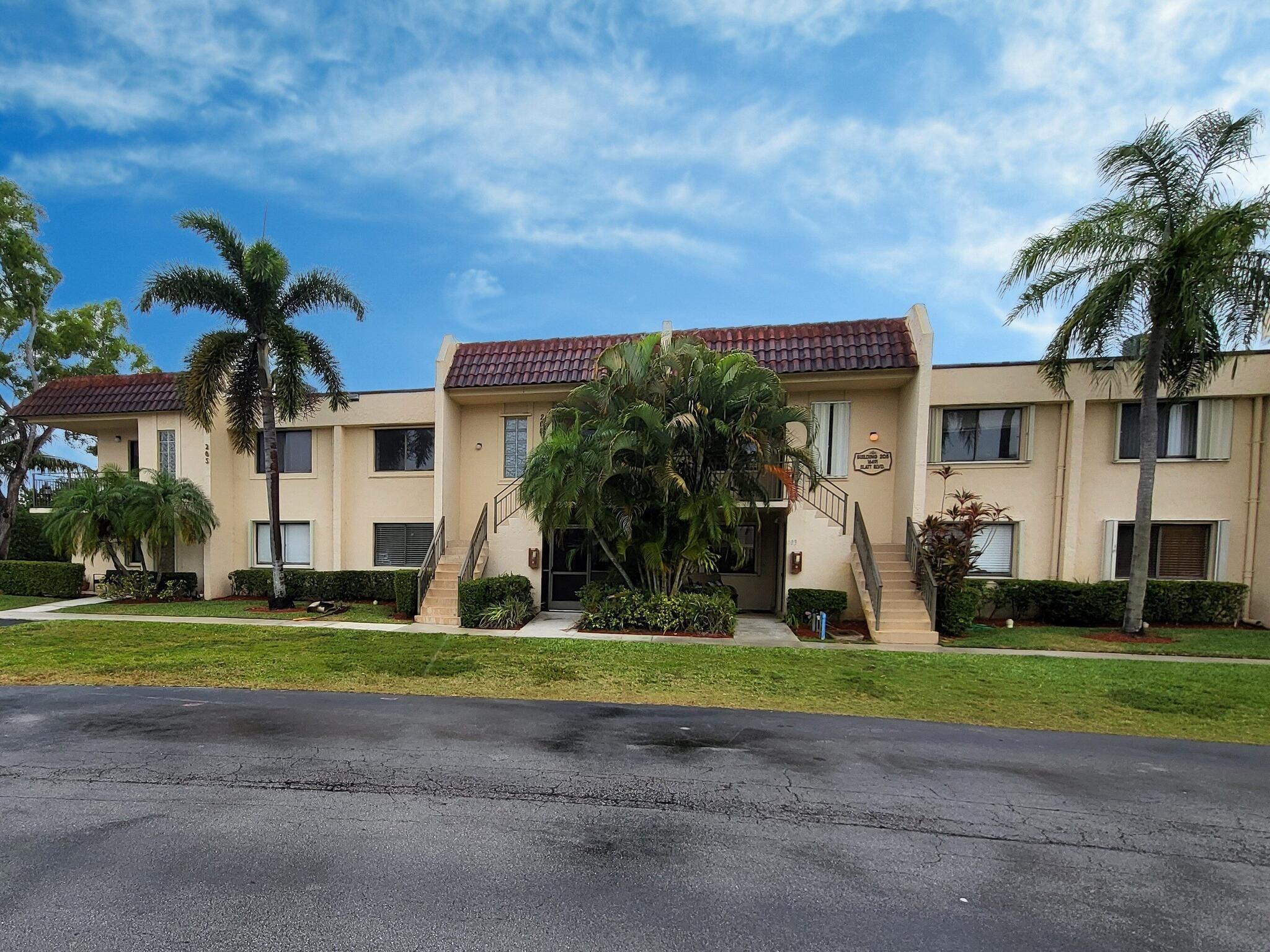 Back on market. Weston 2 Bedroom, 2 bathroom condo with inside washer and dryer. Close to shopping, banking, supermarkets and restaurants. Conveniently located close to 595 and I75 exchange.