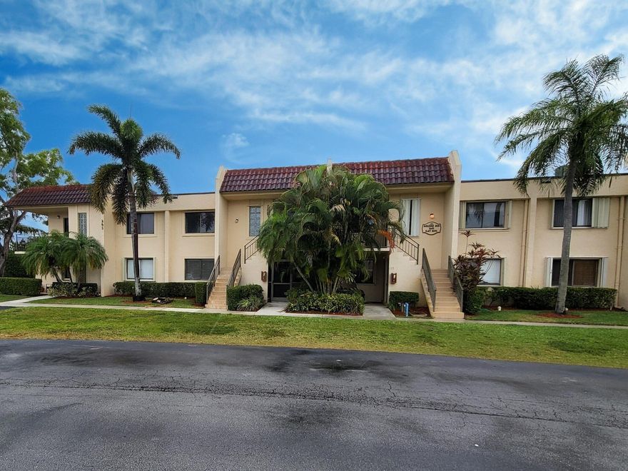 Back on market.  Weston 2 Bedroom, 2 bathroom condo with inside washer and dryer.  Close to shopping, banking, supermarkets and restaurants.  Conveniently located close to 595 and I75 exchange.