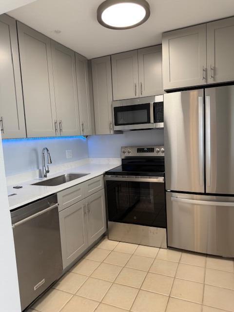 Your dream kitchen and bathroom are here in this first(ground) floor 1/1 unit in Murry Hills building 4. Must see unit! All high quality tastefully done! Icemaker ready to make ice to your afternoon drinks you can enjoy at your very convenient private patio, close to pool and amenities or Lake Osborne to enjoy!