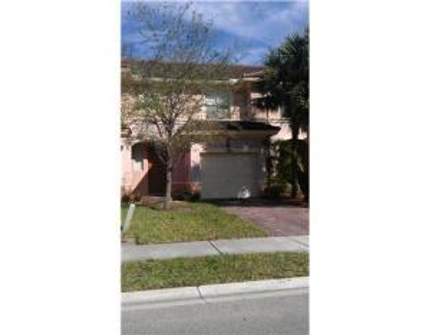 Location, Location! Fabulous 2/2/1 townhome in pristine condition. Beautiful kitchen with dining area. Huge master bedroom with large walk-in closets.Good size laundry room upstairs.Tile through out first floor. Screened covered patio. Attached one car garage with brick pavers driveway. Close to shopping, restaurants,and much more. Investors and pets are welcomed. Well maintained unit, shows really nice.