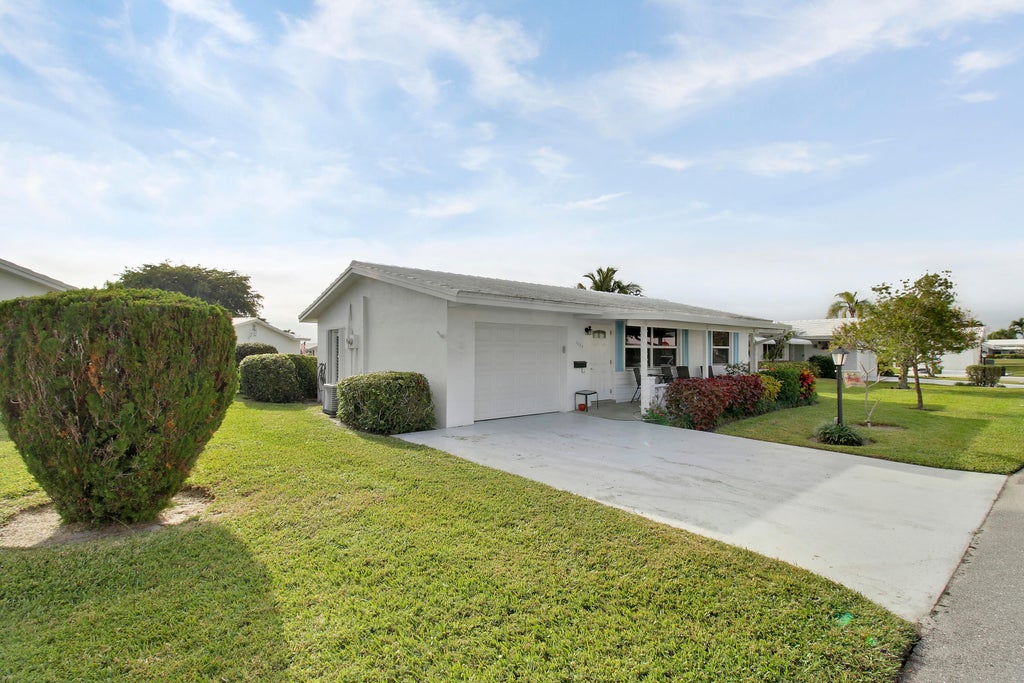 Photo of 1004 SW 6th Avenue, Boynton Beach, FL 33426 (MLS # R11052904)