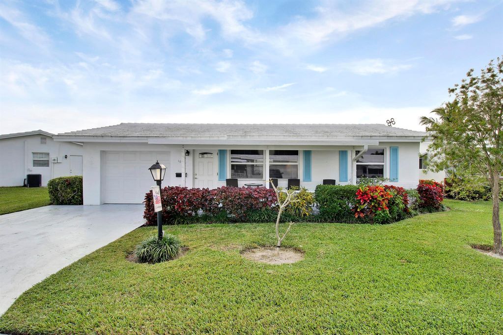 Photo of 1004 SW 6th Avenue, Boynton Beach, FL 33426 (MLS # R11052904)
