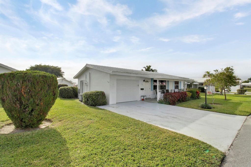 Photo of 1004 SW 6th Avenue, Boynton Beach, FL 33426 (MLS # R11052904)