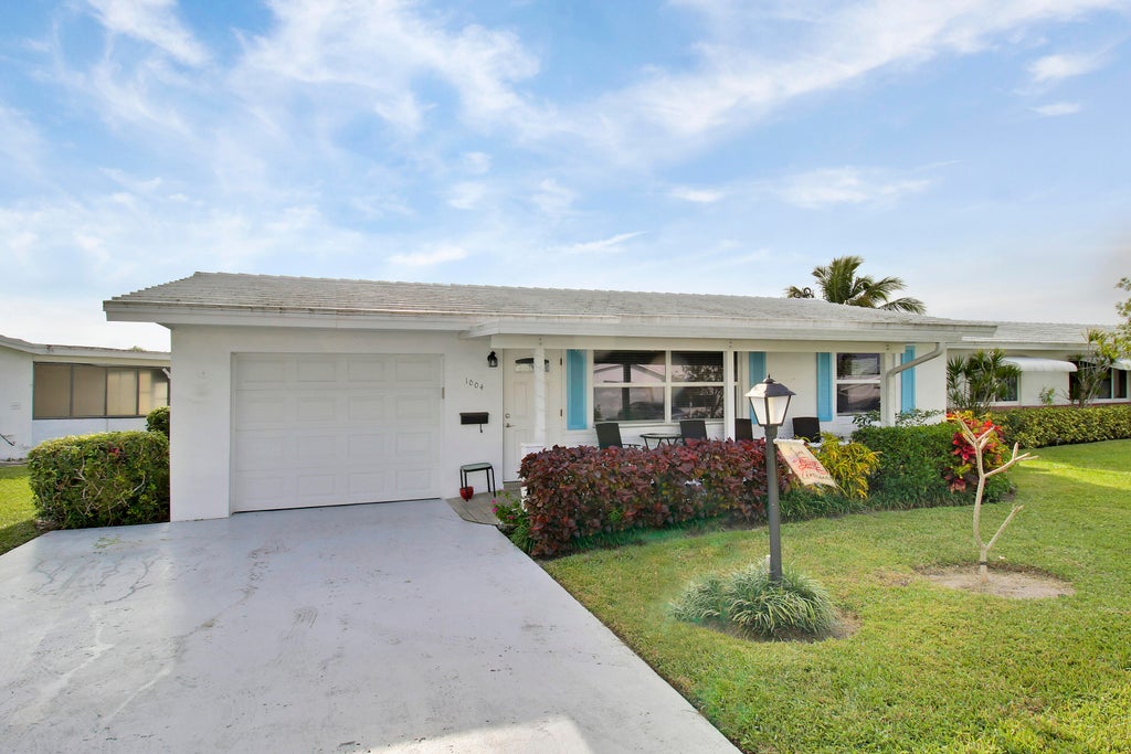 Photo of 1004 SW 6th Avenue, Boynton Beach, FL 33426 (MLS # R11052904)