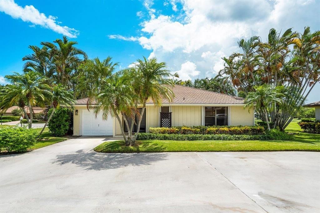 Photo of 13395 Crosspointe Drive Dr, Palm Beach Gardens, FL 33418 (MLS # R10828963)