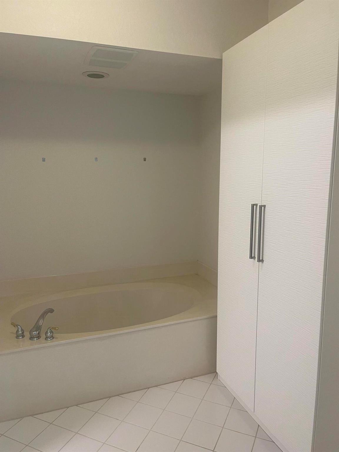 SOUTHAMPTON CONDOMINIUM F - Residential