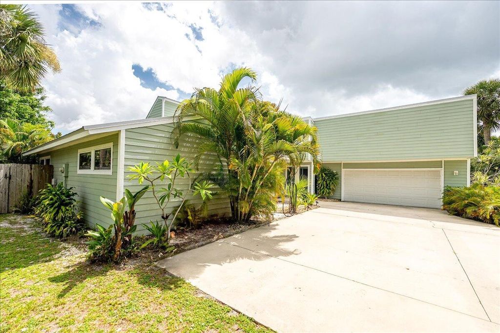 Photo of 1000 Egret Avenue, Fort Pierce, FL 34982 (MLS # R11107004)