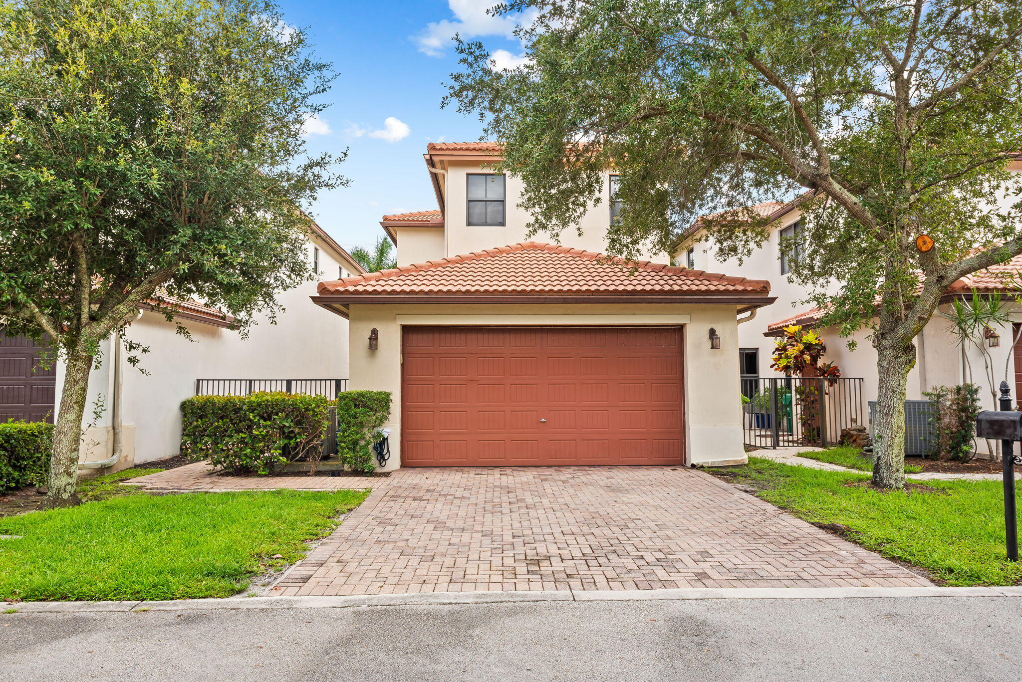 8417 NW 38th Street, Cooper City, FL, 33024/$777,000 2 8417 NW 38th Street