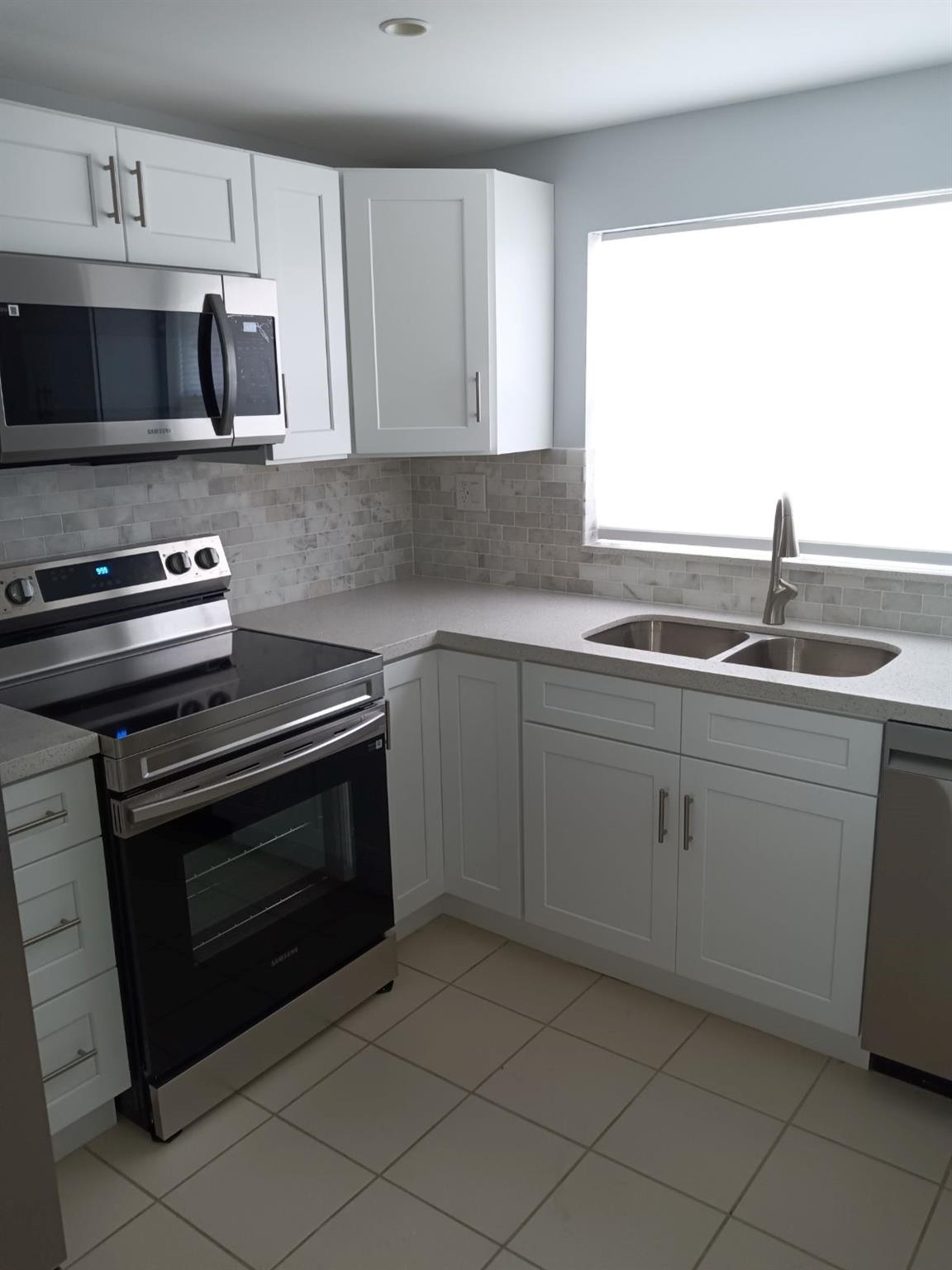 Look at this newly remodeled condo! spacious. NEW KITCHEN AND NEW APPLIANCES. Master bath upgraded. great location in community. close and convenient to stores, banks, home depot!
Cannot rent. Elevator building.
