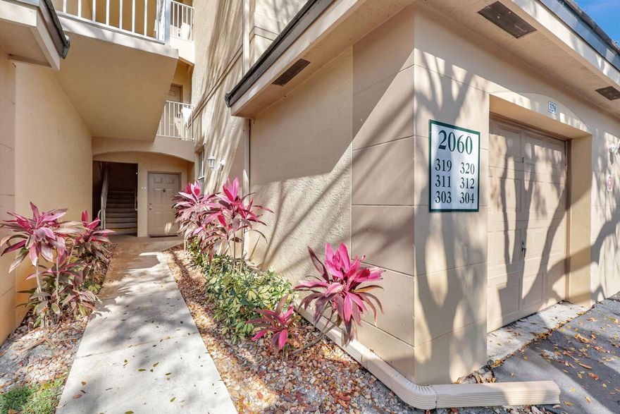Perfect place to call home during the winter season, if you are getting away from the cold weather or you have to be here for the Winter Equestrian Season this first floor adorable condo is the perfect place for you, Safe community , close to great shopping in the heart of Wellington.
