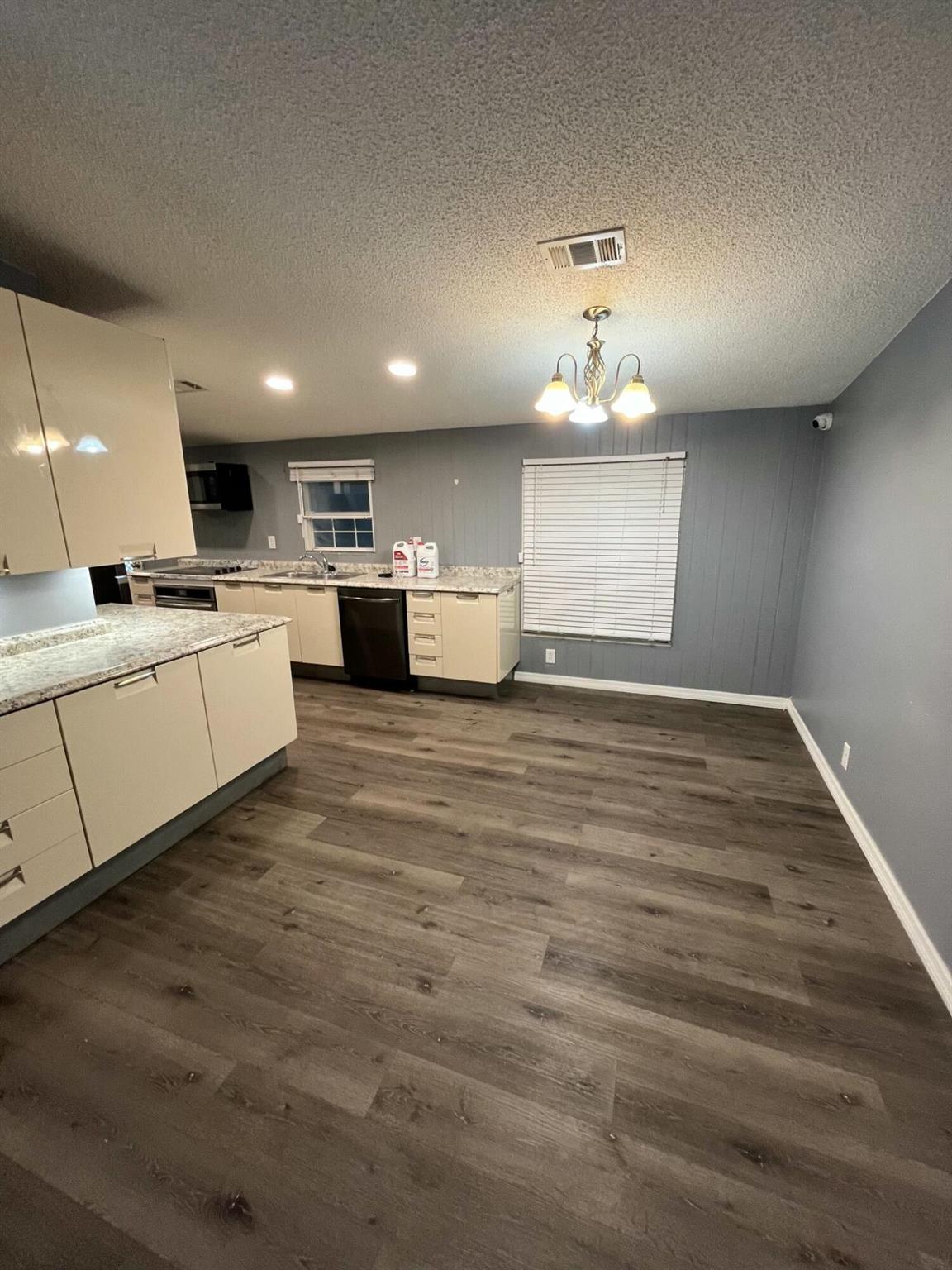 1580 NE Seneca Avenue, Stuart, FL, 34994/$229,900 3 1580 NE Seneca Avenue