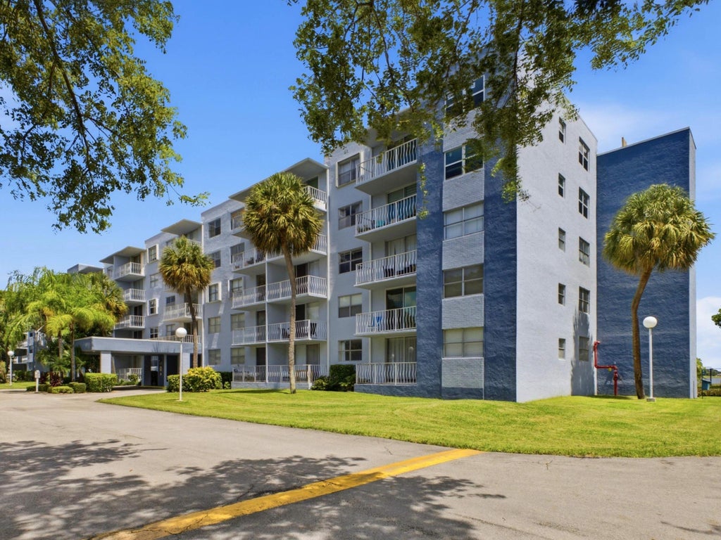 Photo of 480 Executive Center Drive #1C, West Palm Beach, FL 33401 (MLS # B26070926)