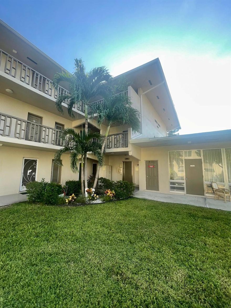 Beautiful and Cozy 1 bedroom 1 bath apartment. Owner remodeled the entire apartment. New Vynil flooring, new kitchen, new cabinets and new stainless steel appliances. Bathroom has also been remodeled. Very nice location close to Federal Hwy and the beach. Must see it.