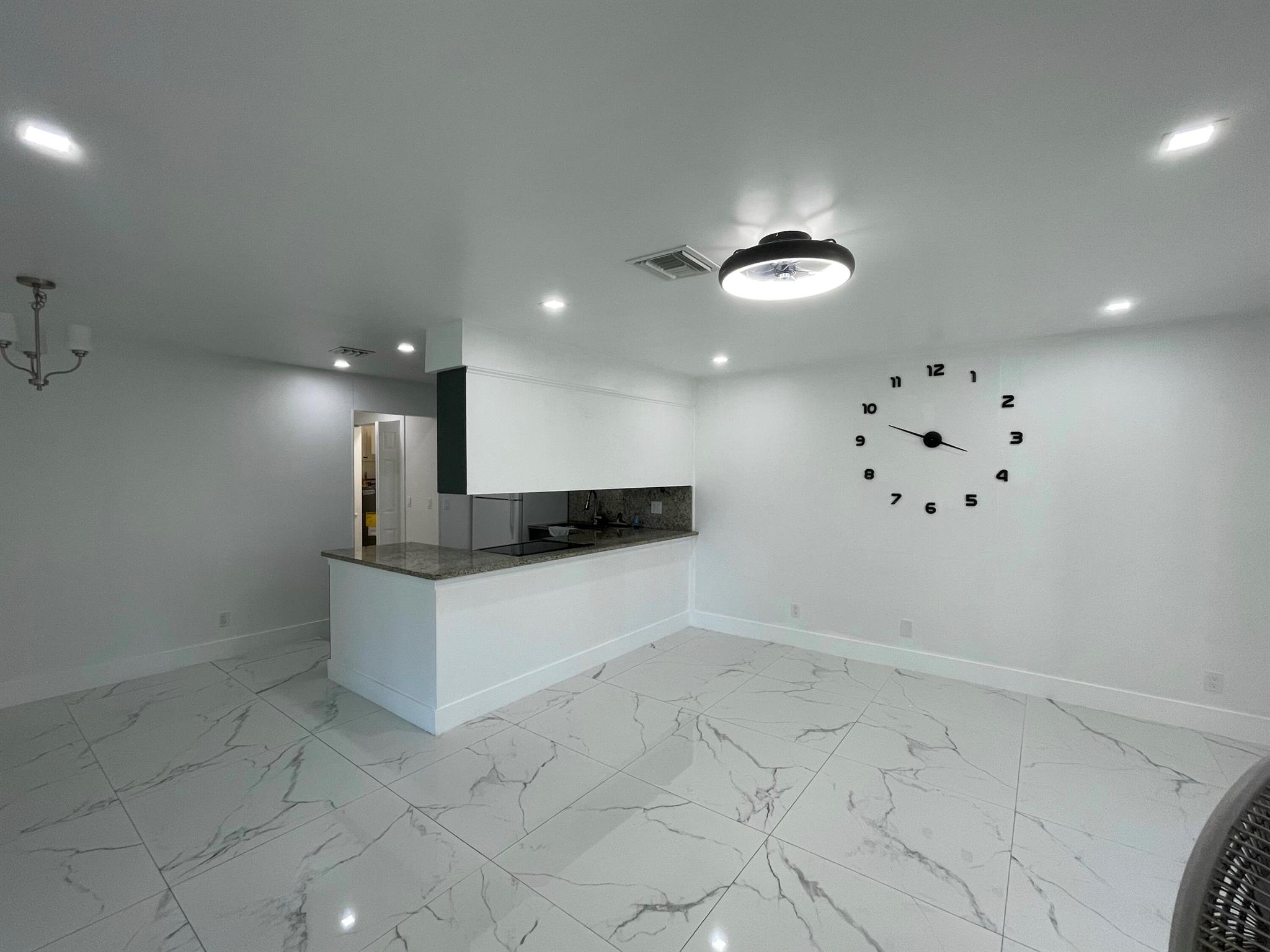 Beautifully remodeled 2/1 villa in Palm Springs. Large porcelain tile throughout. All newer kitchen cabinets and appliances, including a washer and dryer. Fresh new paint inside and out. This property is not in an association, fast and easy move in for qualified tenant