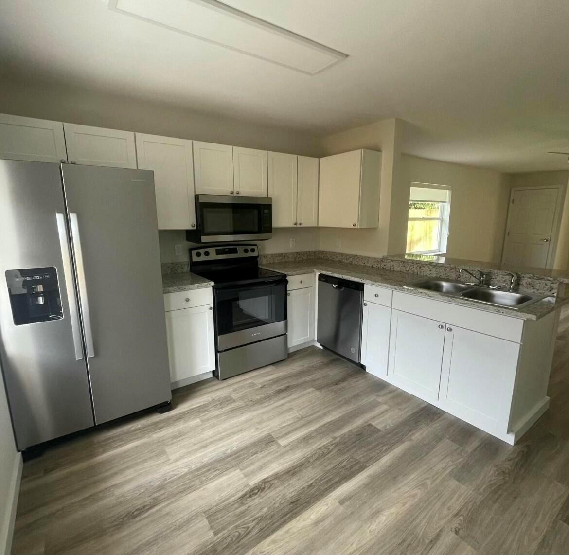 Great location in the Warehouse District! Updated two bed/two bath duplex with walk-in closets. Fully equipped kitchen. Parking for 2 cars in driveway and on street. Steps from Howard Park & 2 minute drive to downtown. Available ASAP Washer and Dryer In Unit!!!
