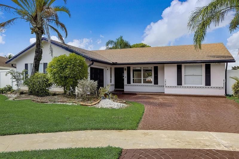 Photo of 9387 Richmond Circle, Boca Raton, FL 33434 (MLS # B26038406)
